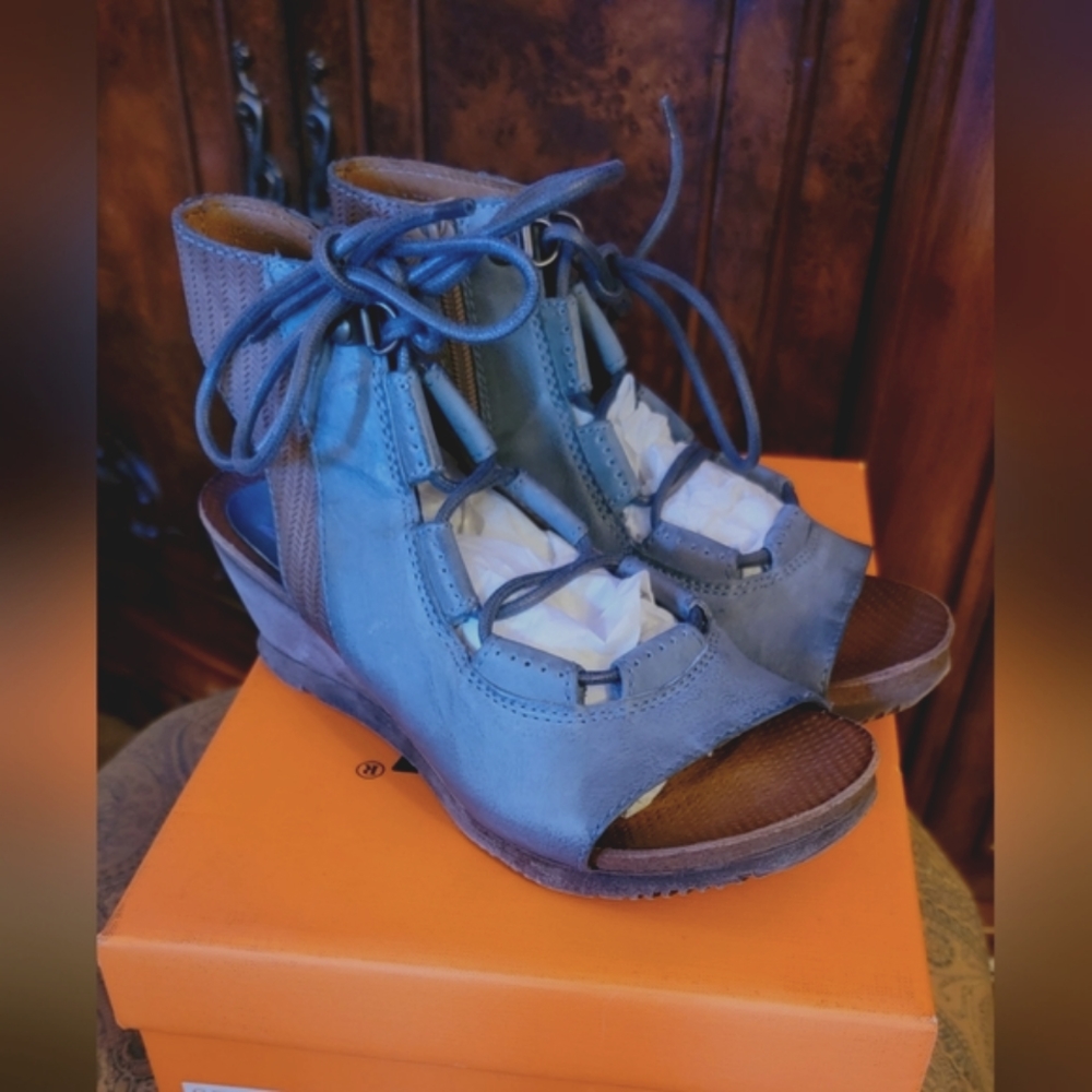🌟NIB Miz Mooz, Satine style, Sky color, all leather sandal, Sz 37, 6.5